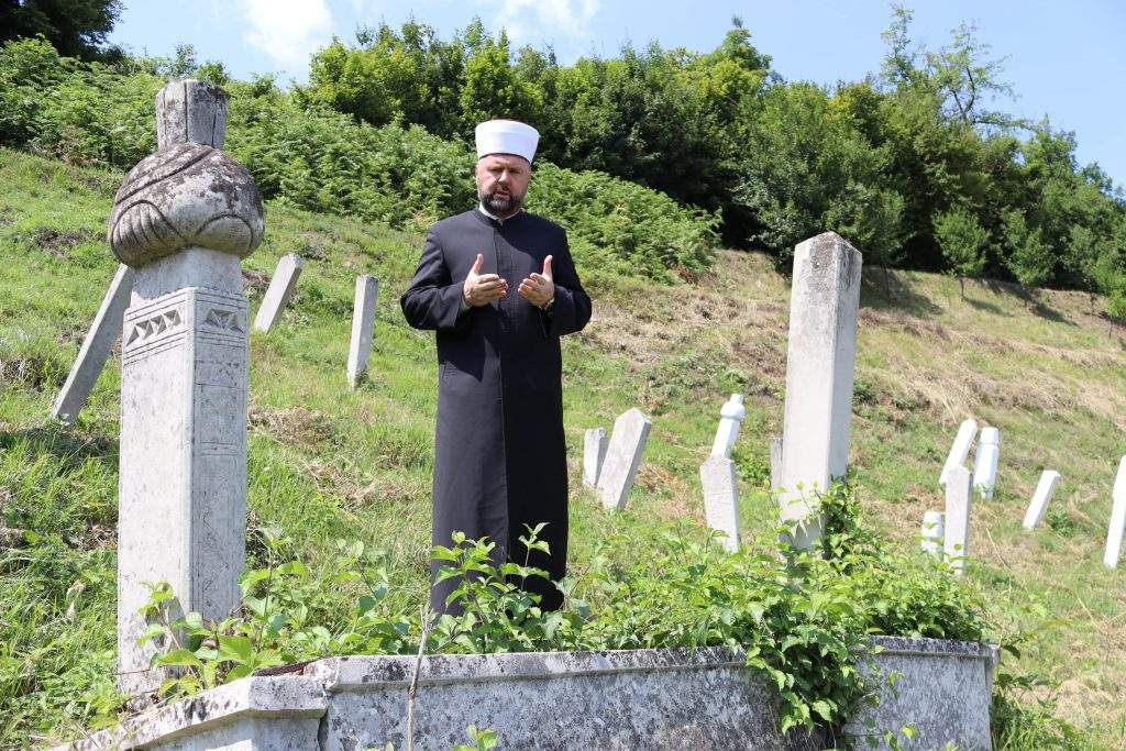 Muftija Dizdarević na mezarju.jpeg - Uskoro obnova nišana vakifa Hajdara Bajrampašića – Hadži Mazića